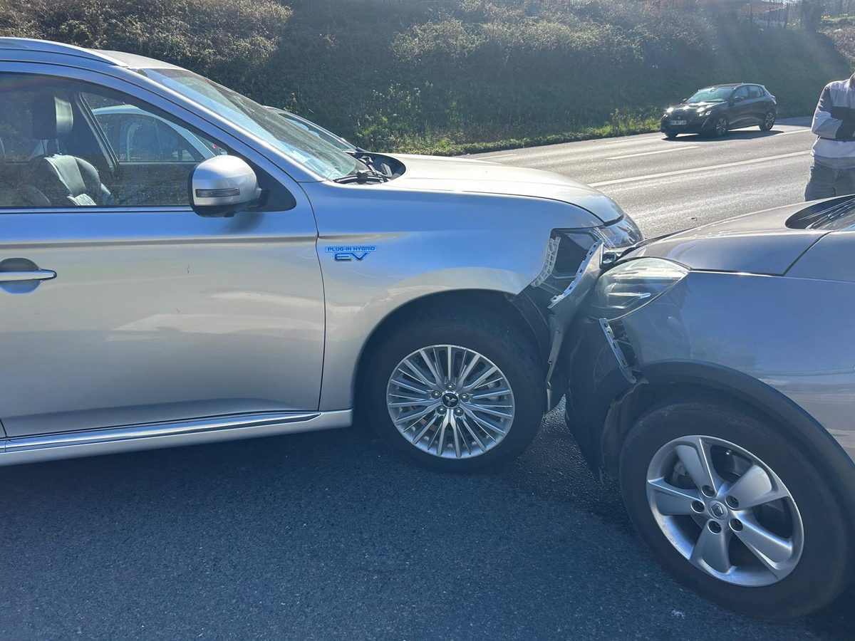 Véhicule accidenté sur le bord d'une route