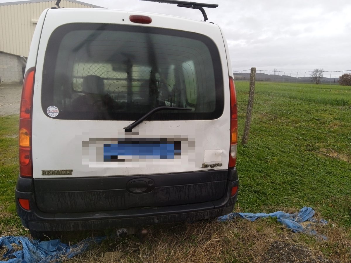Renault Kangoo blanc, garé en zone rurale