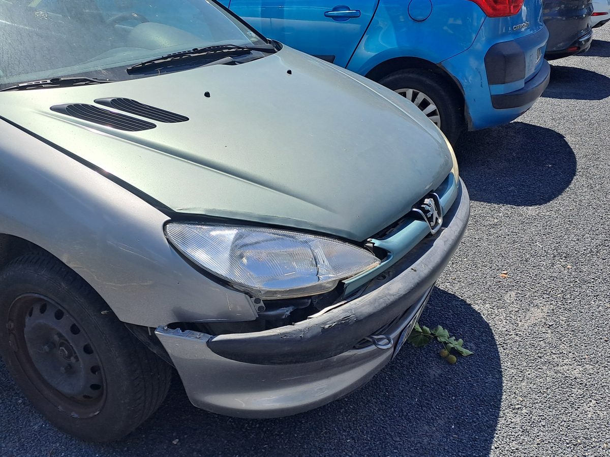 Peugeot 206 grise, avant accidenté