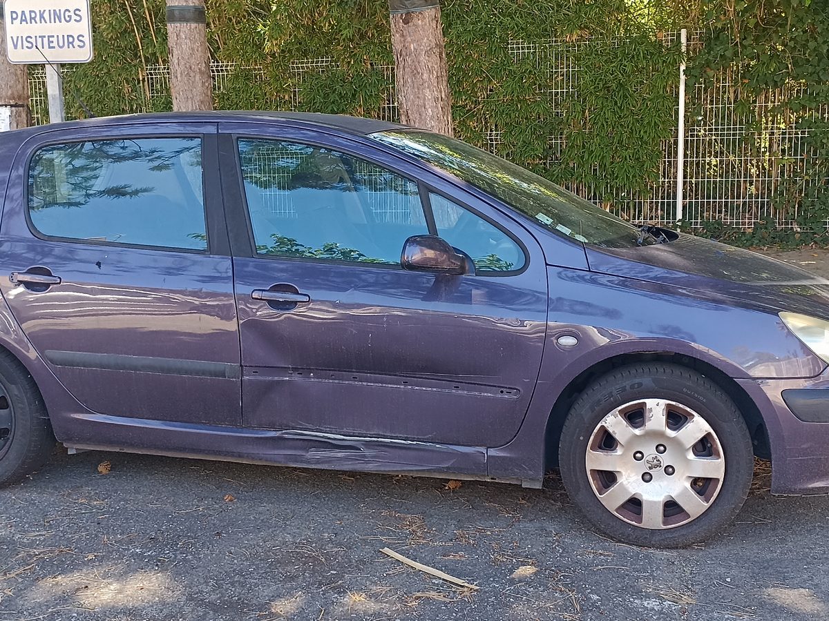 Peugeot 307 violette, portière enfoncée